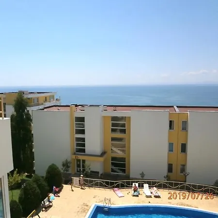 Crown Seaside Apartment